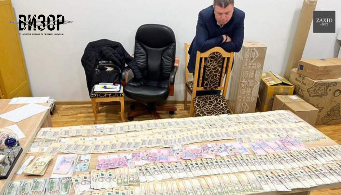 Правоохоронці Львівщини затримали начальника відділу освіти Яворівської міськради Володимира Байду на хабарі у 800 тис. грн. Посадовець вимагав відкат за перемогу в тендері на закупівлю канцелярського приладдя