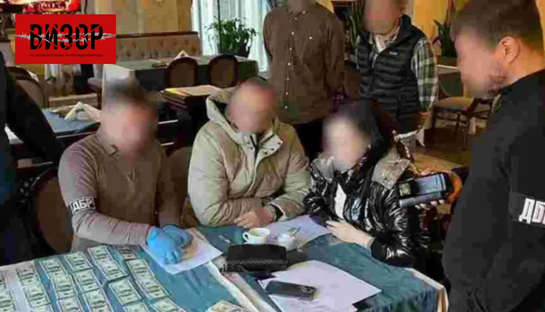 Митника, якого впіймали на хабарі, суд поновив на посаді та призначив йому грошову компенсацію