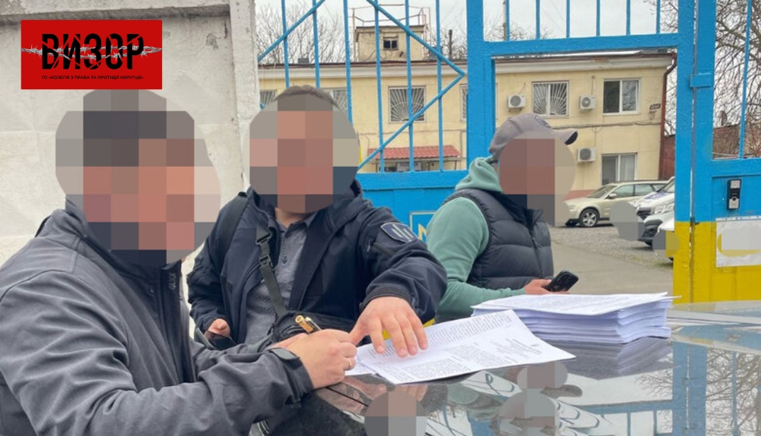 Вимагали хабарі у підприємців під загрозою мобілізації: на Одещині викрито двох правоохоронців – ДБР