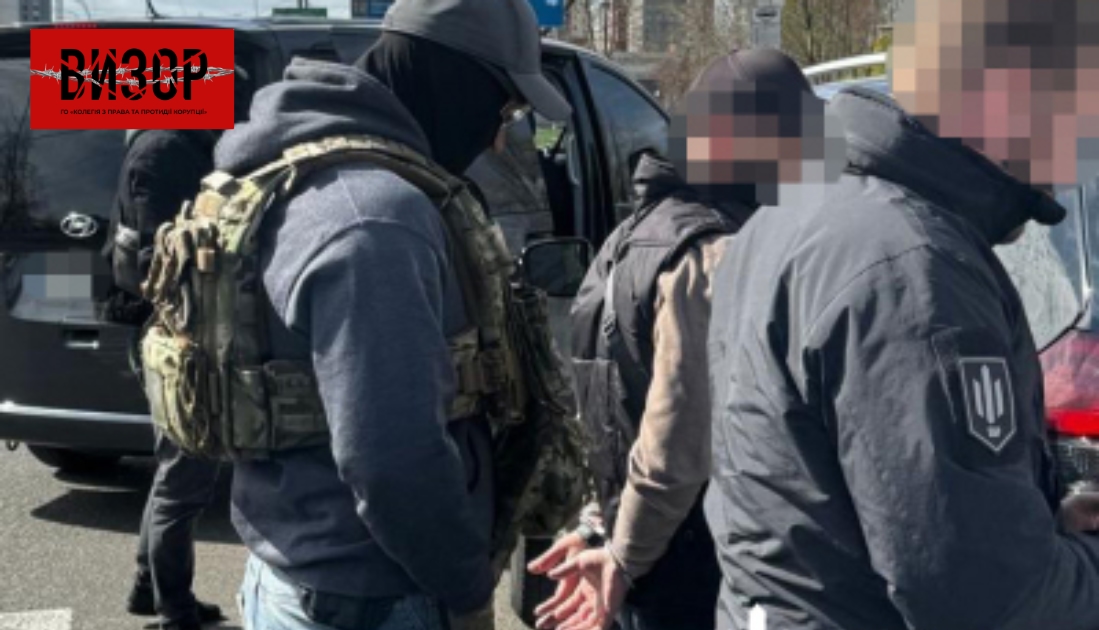 ДБР затримало чиновника райадміністрації Києва за систематичне вимагання грошей з підприємців