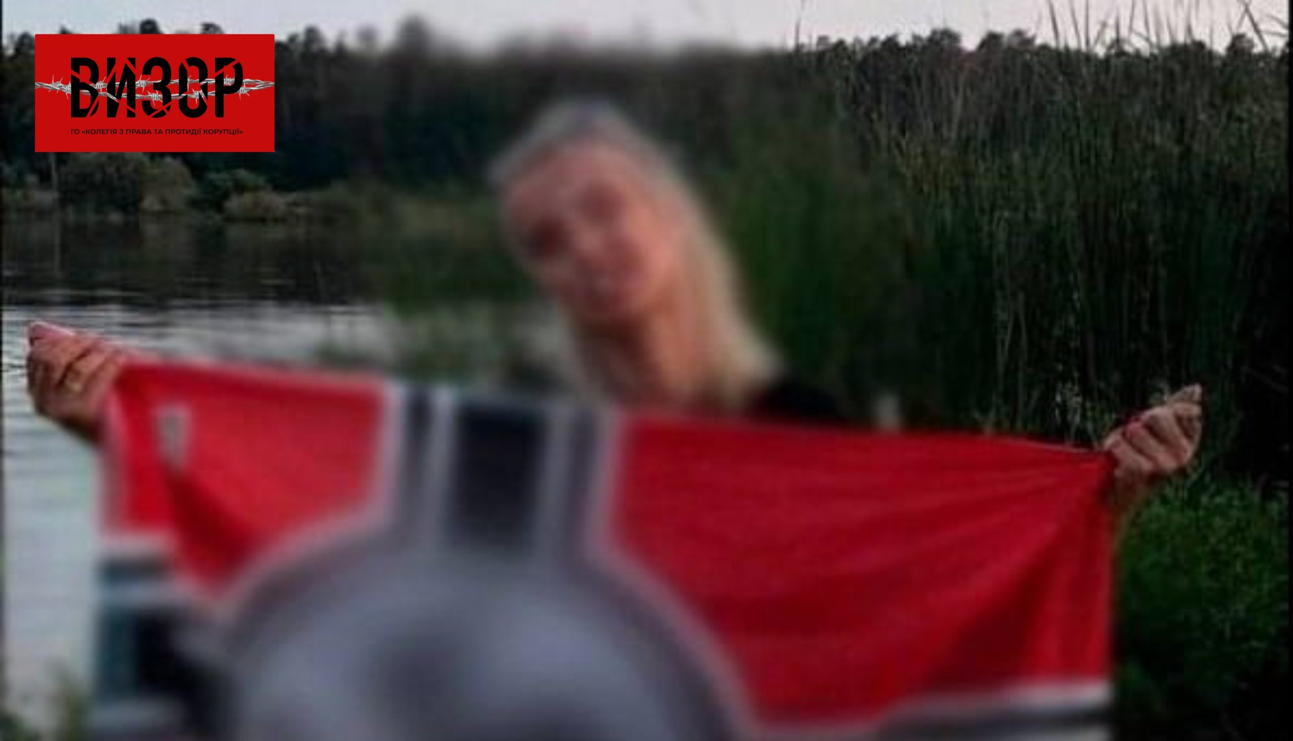 Працівниця Святошинського суду Києва позувала на фото з символікою нацистів. Суд і поліція відреагували