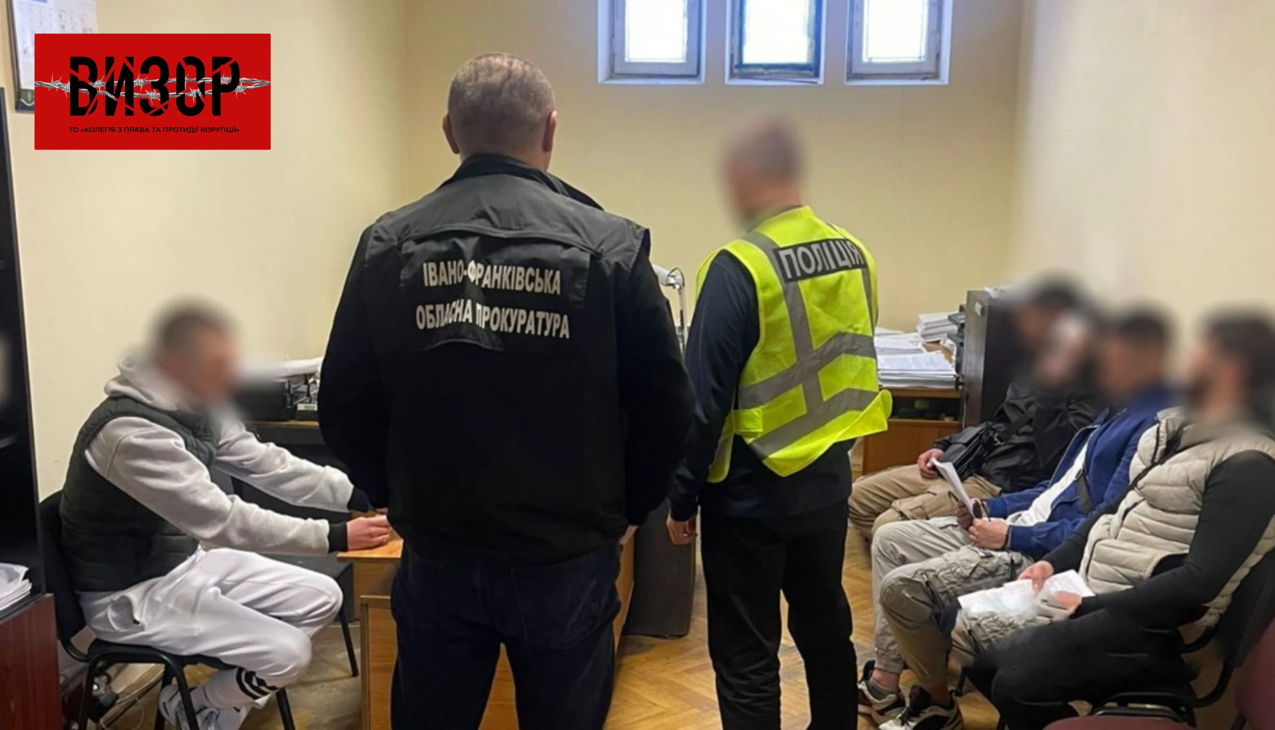 Очистили картки на 900 тисяч: на Прикарпатті накрили банду шахраїв