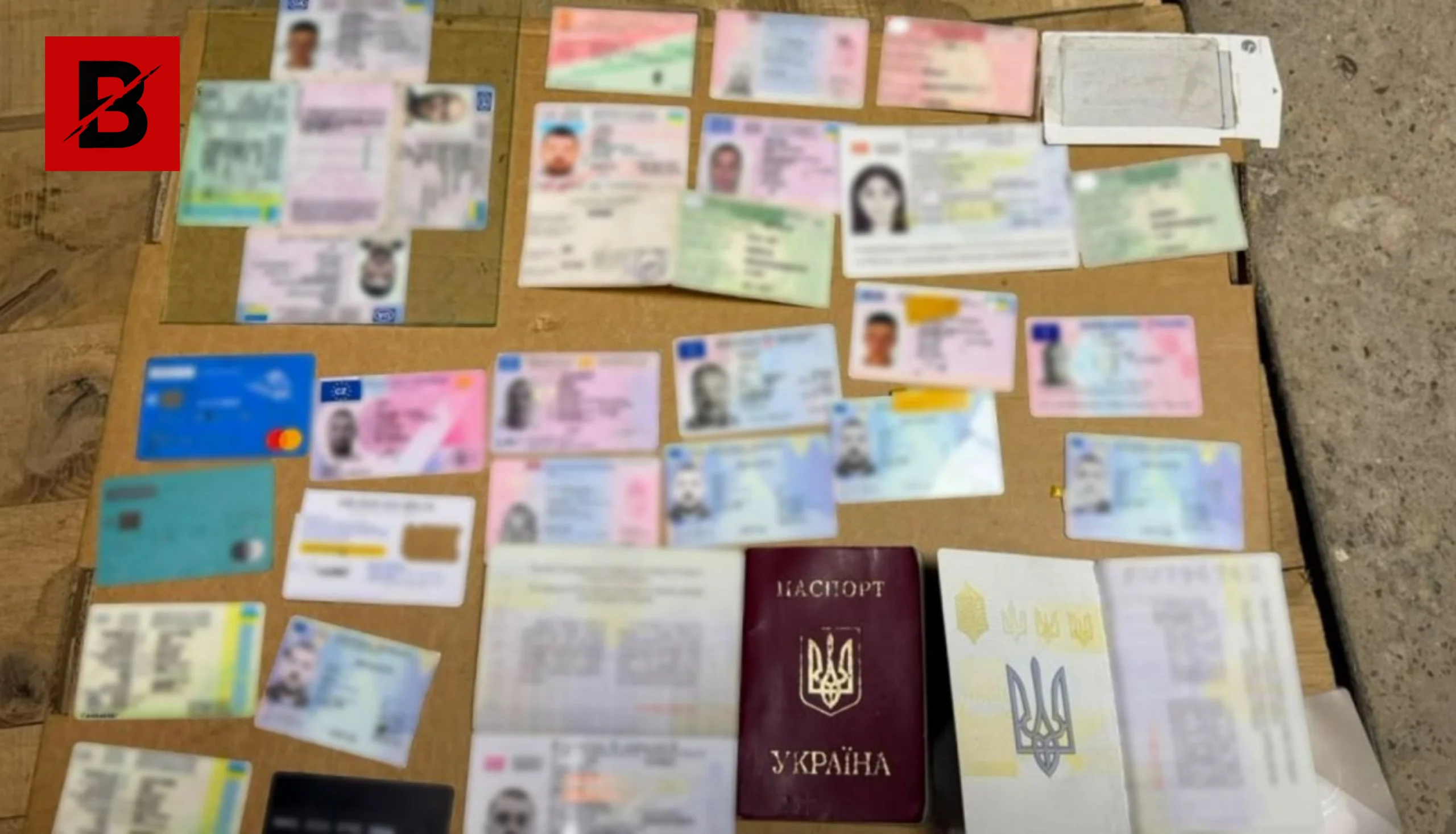 Державні печатки та дипломатичні бланки: на Закарпатті накрили центр підробки документів