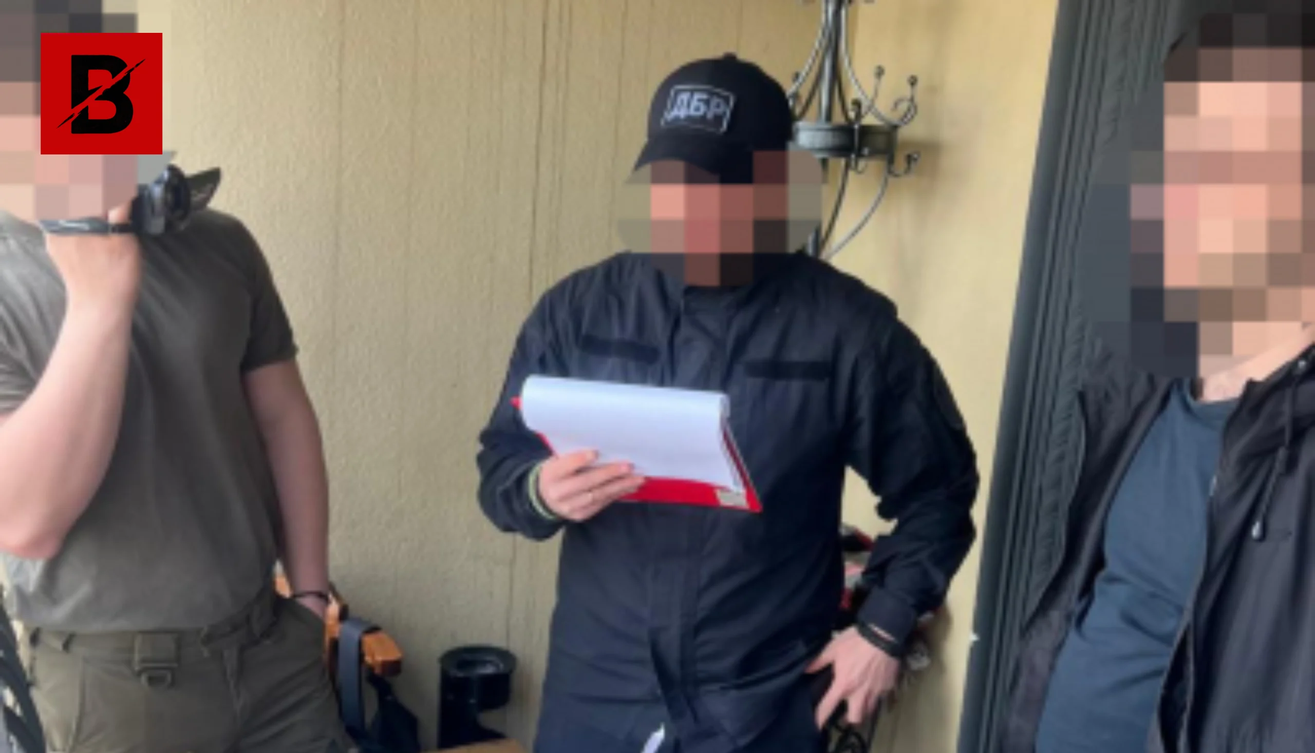 Організував пропуск за кордон за 30 тисяч доларів: ДБР судитиме прикордонника з Львівщини